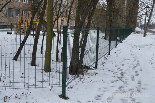 Дитячий майданчик на Науки огородили парканом