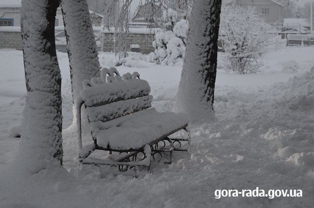 Село Гора прикрасили снігом