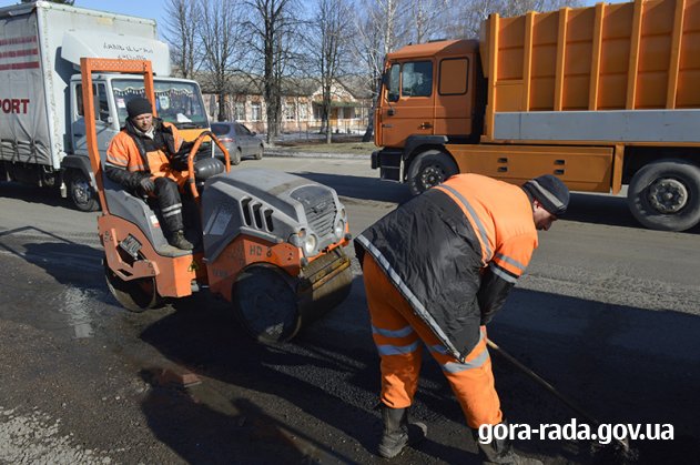 У Горі на центральній дорозі проводять аварійний ямковий ремонт
