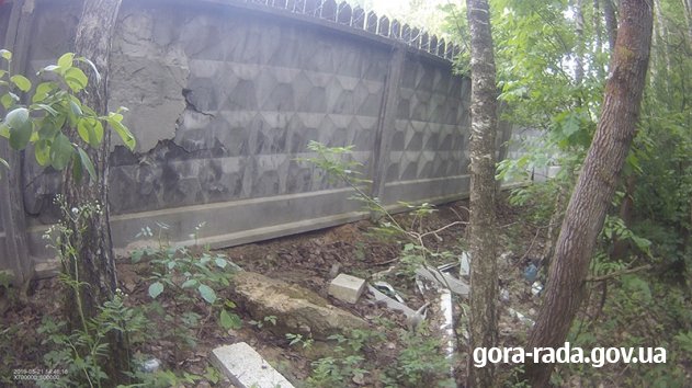 Гірський ліс перетворюють у сміттєзвалище та зливають сюди нечистоти