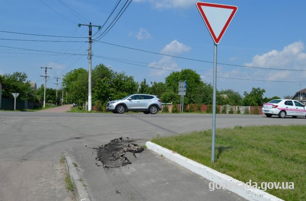 Пошкодив тротуар і поїхав із місця