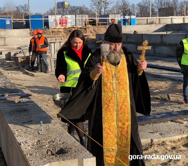 У ГОРІ ВІДБУЛОСЬ ОСВЯЧЕННЯ ТА  ЗАКЛАДАННЯ КАПСУЛИ ПІД БУДІВНИЦТВО НОВОЇ ШКОЛИ