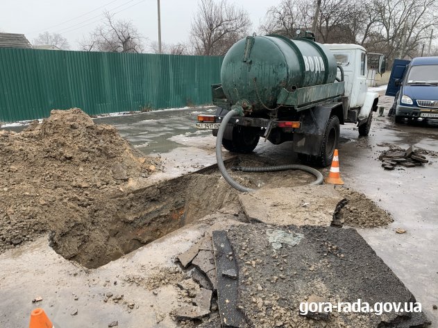 Порив водопроводу на вул. Жовтнева