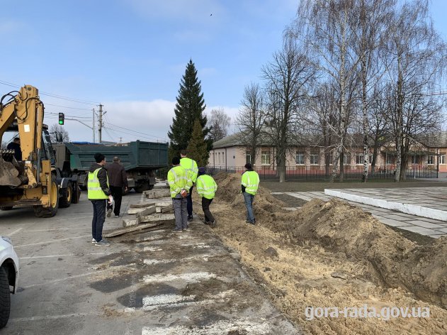 РОЗПОЧАВСЯ ЗАВЕРШАЛЬНИЙ ЕТАП РОБІТ ПО ОБЛАШТУВАННЮ ПІШОХІДНОГО ТРОТУАРУ ПО ВУЛ. ЦЕНТРАЛЬНА